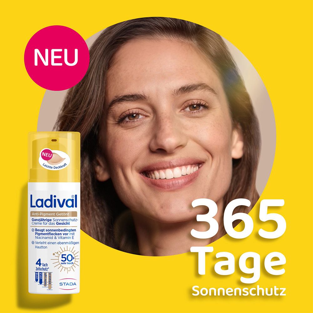 Frau mit Ladival Anti-Pigment Getönt Sonnenschutz Gesicht LSF 50+ Flasche. Gelber Hintergrund. Aufschrift: 365 Tage Sonnenschutz.