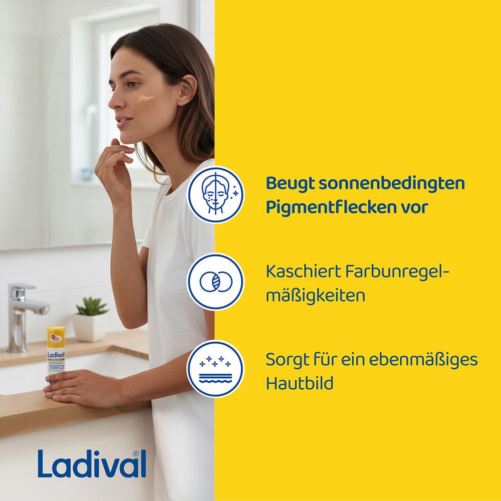 Frau im Badezimmer mit Ladival Flasche. Text: Beugt sonnenbedingten Pigmentflecken vor. Sorgt für ein ebenmäßiges Hautbild.