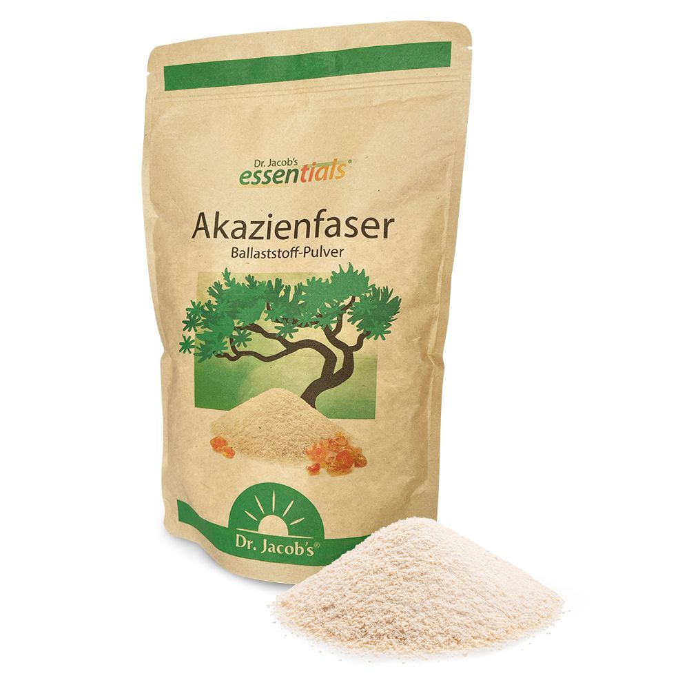 Beutel Akazienfaser-Pulver und Haufen Pulver daneben. Braune Verpackung mit Logo und Produktnamen.