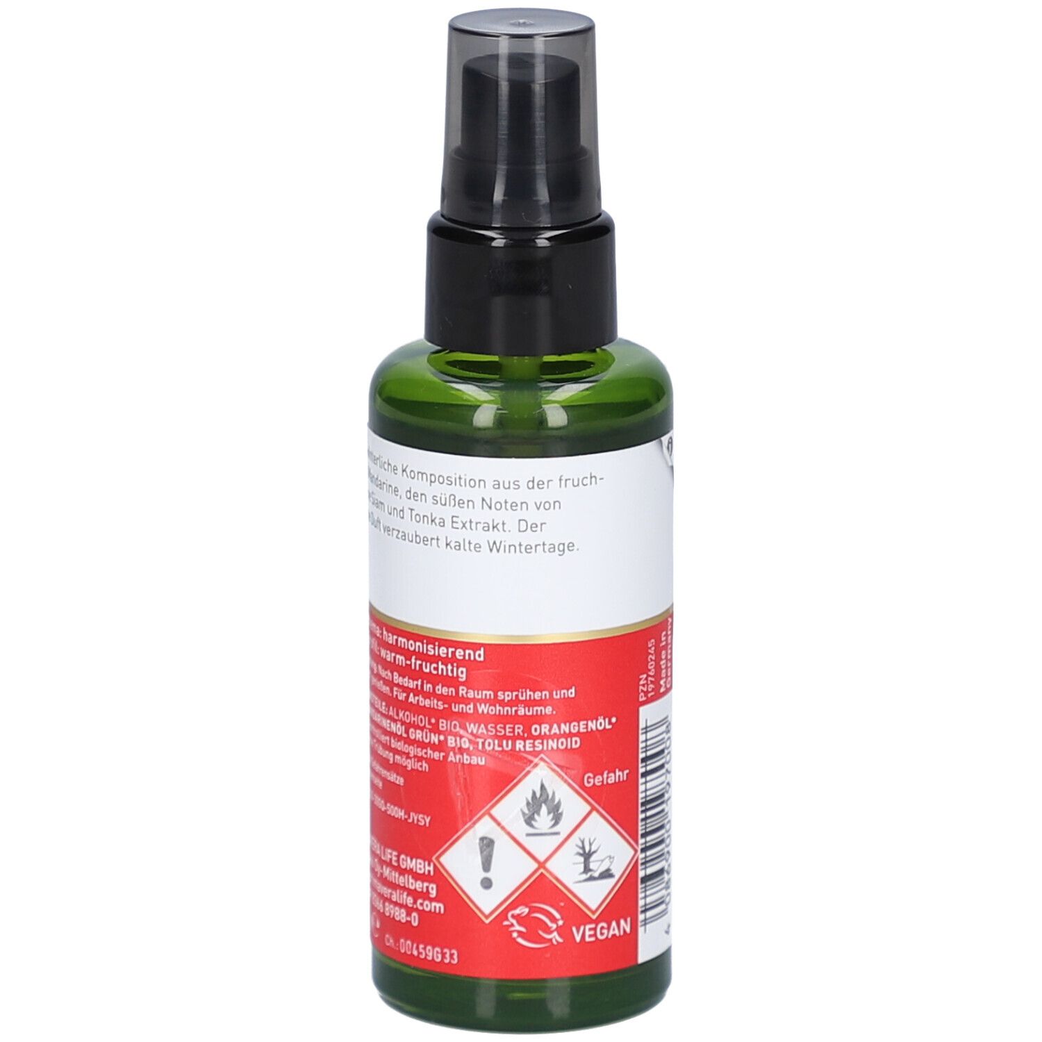 Grüne Glasflasche mit schwarzem Sprühkopf. Etikett mit Produktinformationen und Inhaltsstoffen. Vegan-Siegel und Warnsymbole.