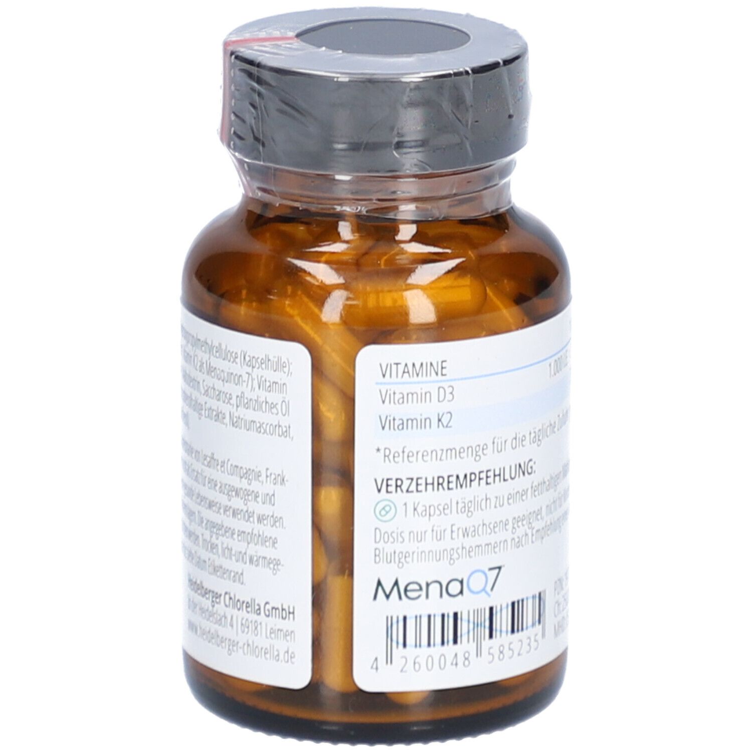 Braune Glasflasche mit Kapseln. Aufschrift: Vitamine D3, K2. Verzehrempfehlung: 1 Kapsel täglich.