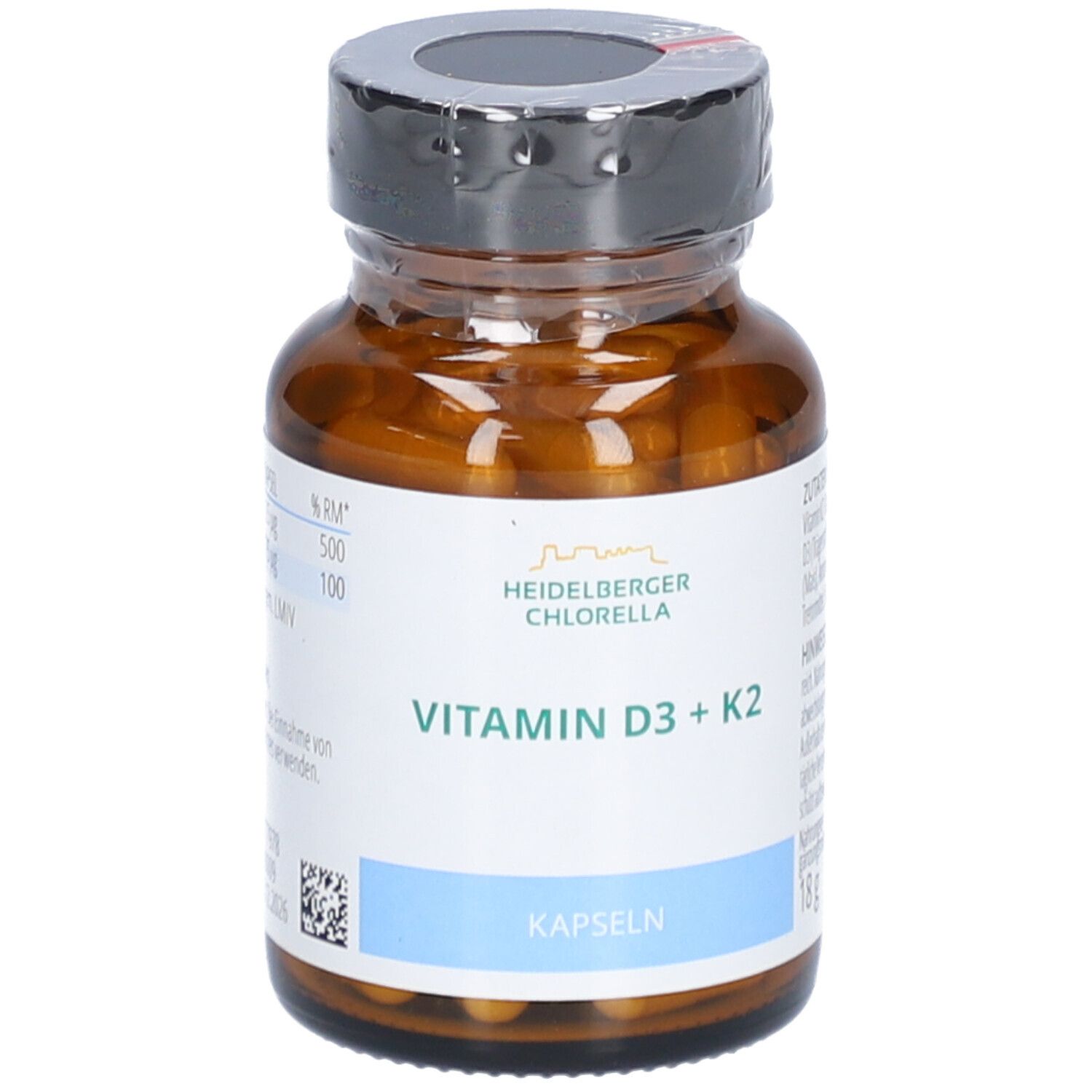 Braune Glasflasche mit Kapseln. Aufschrift: Vitamin D3 + K2, Kapseln, Heidelberger Chlorella. Sichtbare Kapseln.