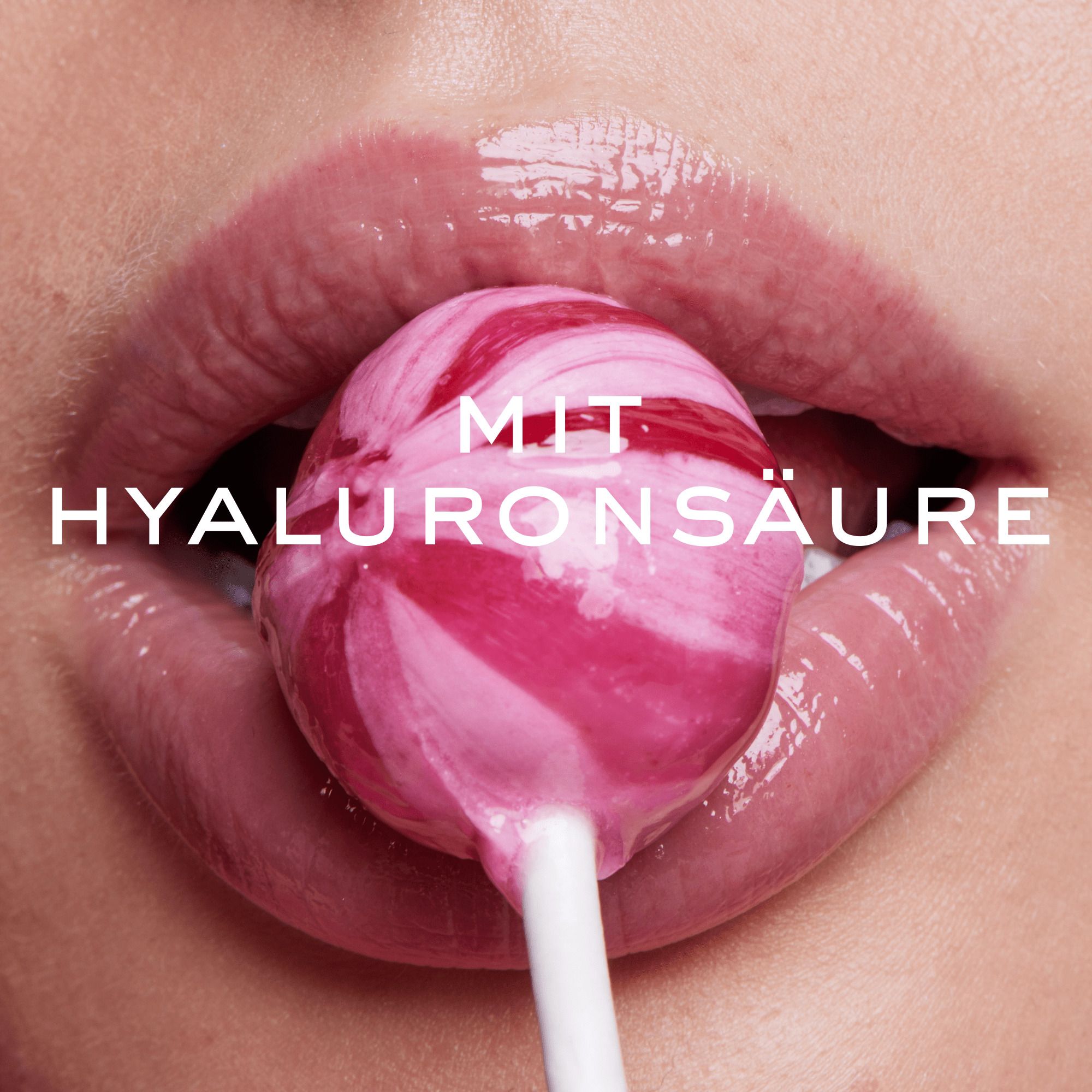 Lippen mit rosa Lollipop. Text: Mit Hyaluronsäure.