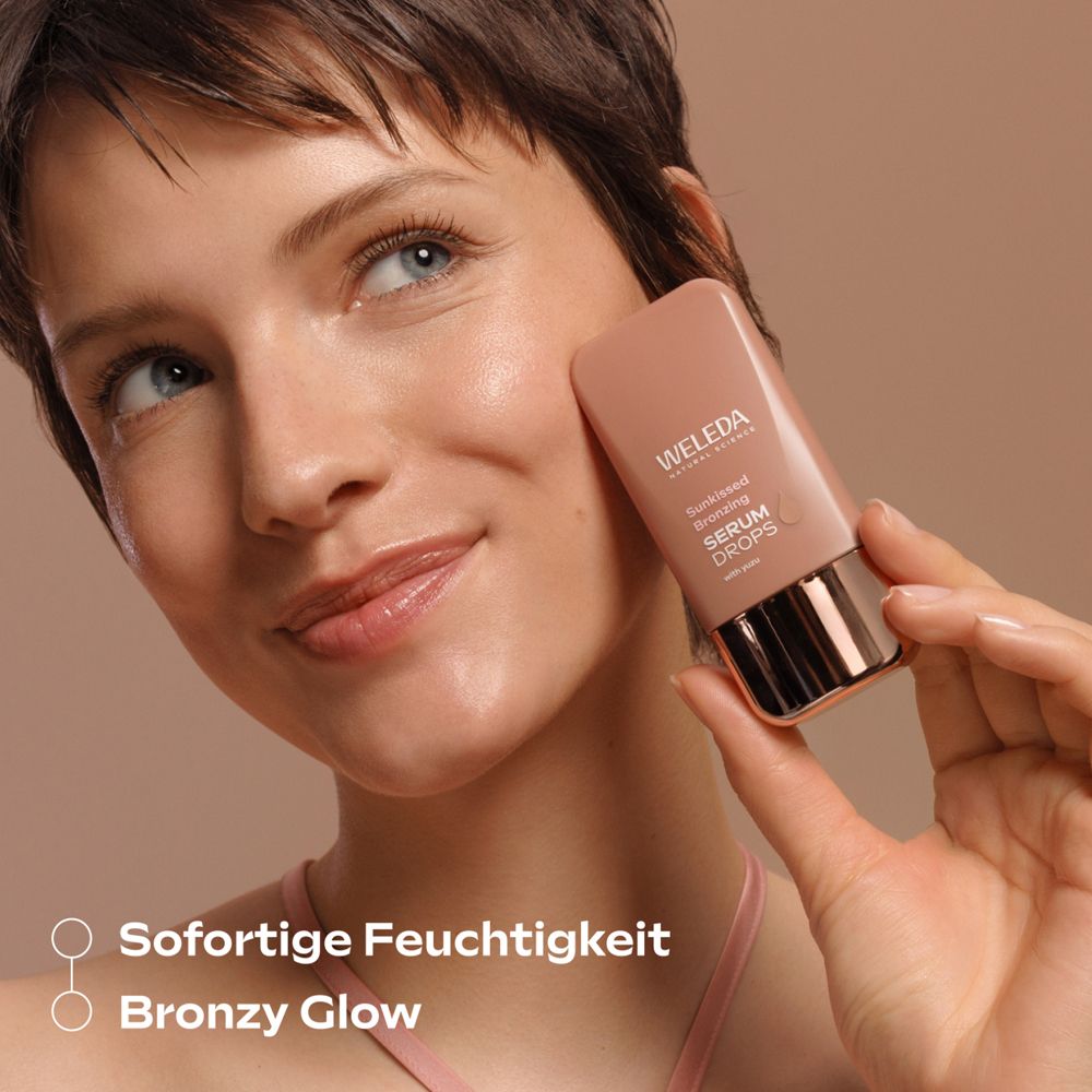 Frau hält Serum-Tropfen. Text: Weleda, Sunkissed Bronzing Serum Drops, sofortige Feuchtigkeit, Bronzy Glow.