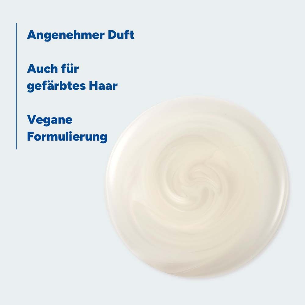 Nahaufnahme einer Flüssigkeit. Text: Angenehmer Duft. Auch für gefärbtes Haar. Vegane Formulierung.