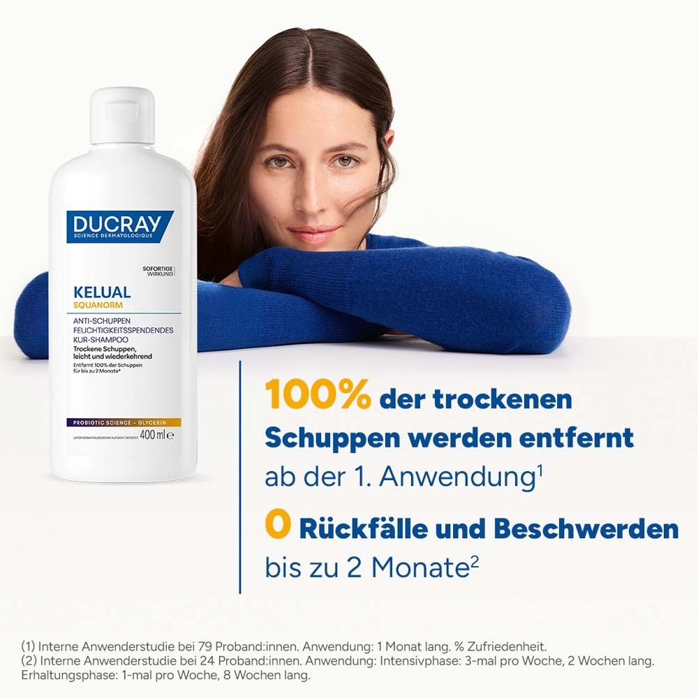 Frau mit DUCRAY KELUAL Shampoo. Text: 100% der trockenen Schuppen werden entfernt ab der 1. Anwendung. 0 Rückfälle bis zu 2 Monate.