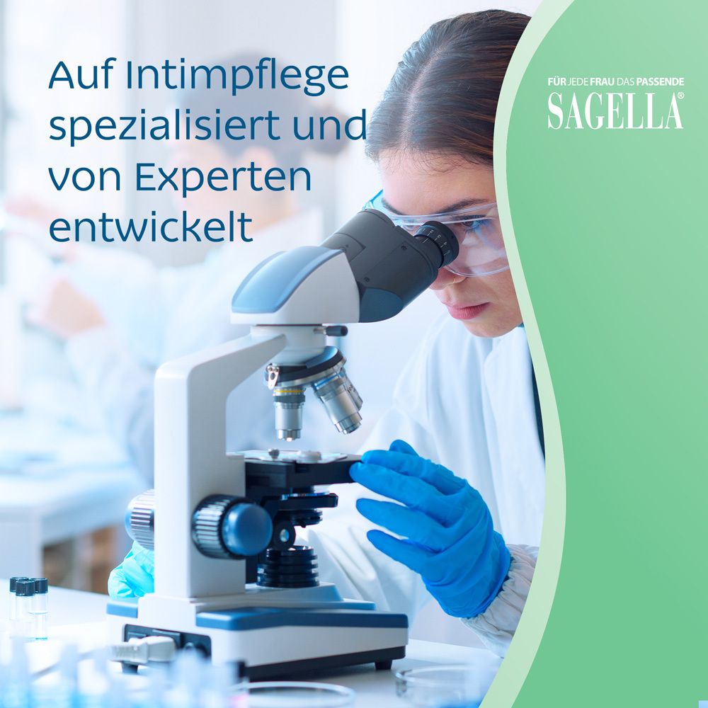 Frau im Labor mit Mikroskop. Text über Intimpflege. Logo SAGELLA® und Text. Hintergrund grün.