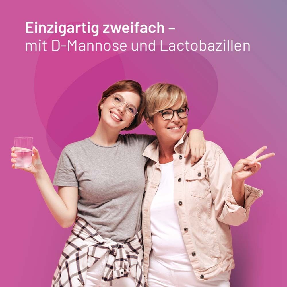 Zwei Frauen lächeln. Text: Einzigartig zweifach - mit D-Mannose und Lactobazillen. Hintergrund: Pink.