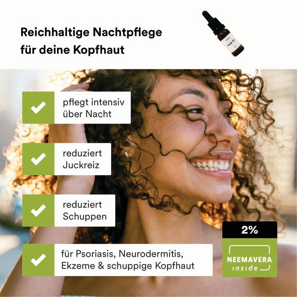Frau mit lockigem Haar lächelt, neben Infoboxen mit Vorteilen für die Kopfhaut.