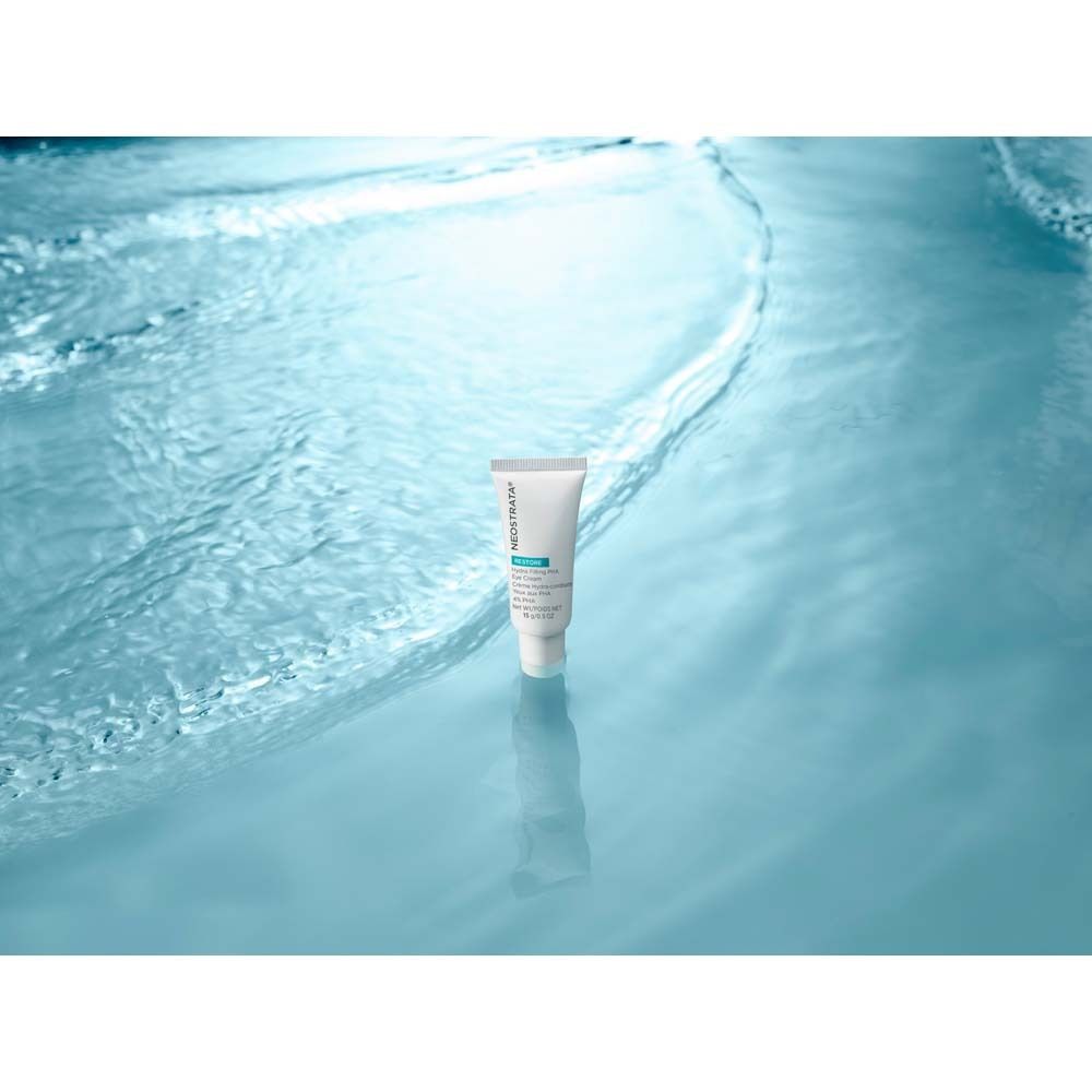 Weiße Tube NeoStrata Restore Eye Cream in blauem Wasser. Produktname und Details sichtbar.