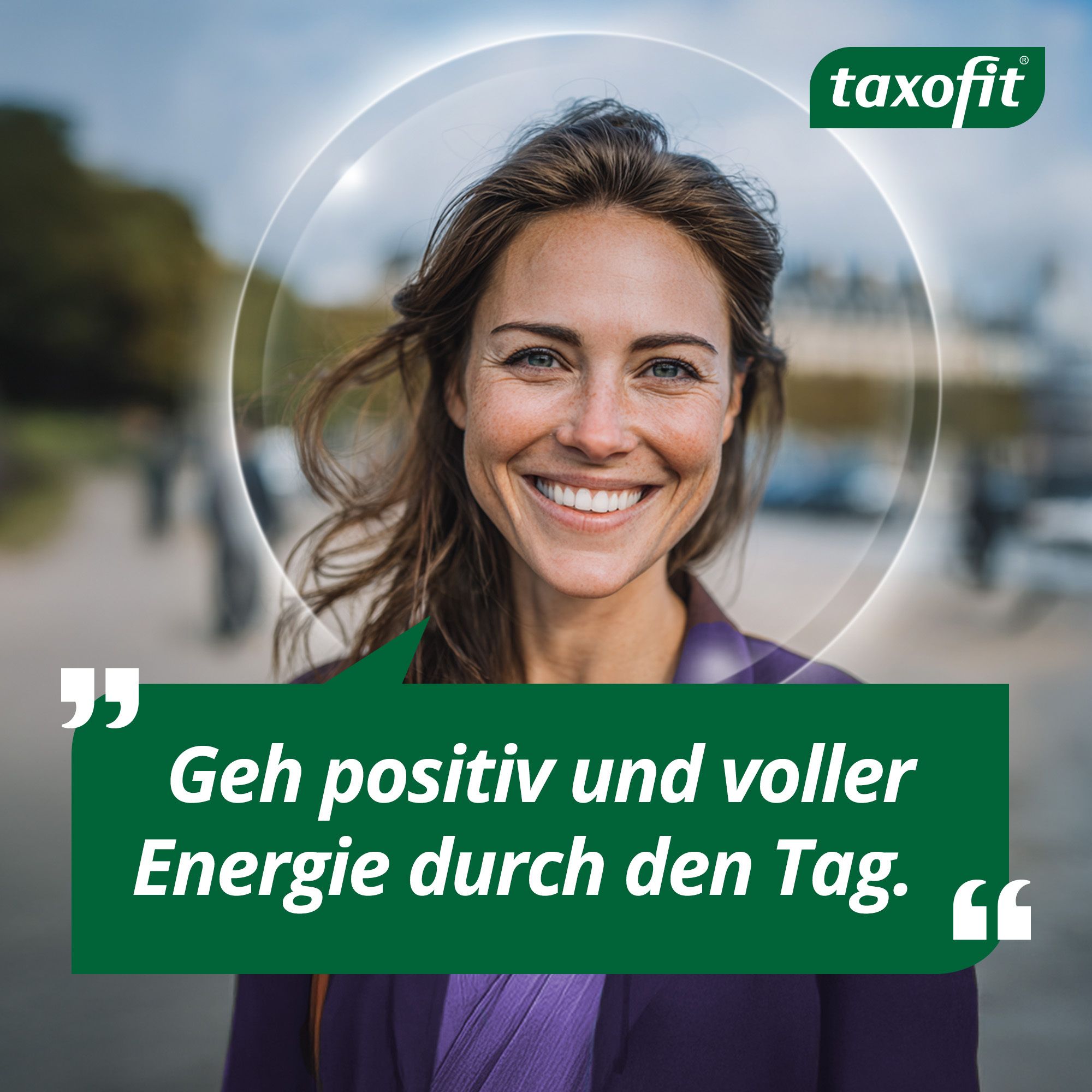 Porträt einer lächelnden Frau. Text: Geh positiv und voller Energie durch den Tag.