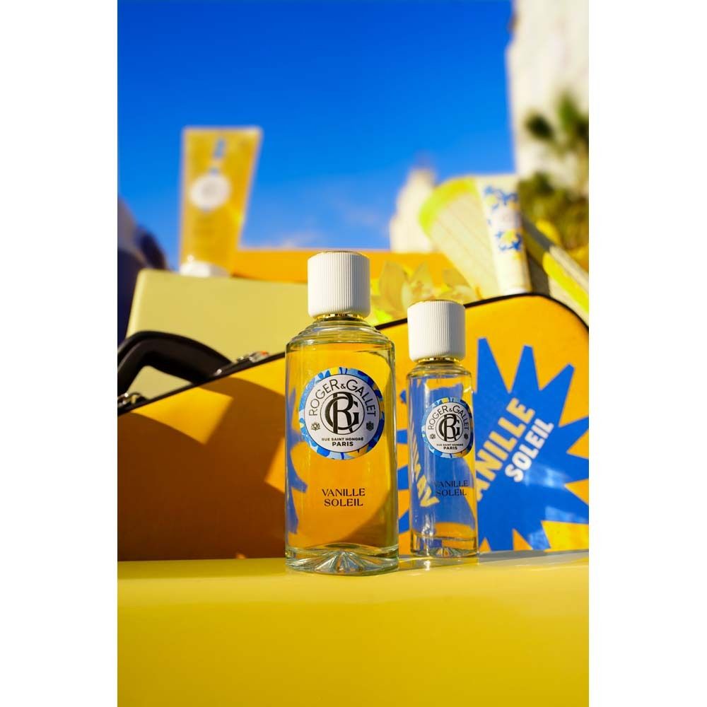 Zwei Flakons, gelbe Tasche, blauer Himmel. Flakons mit Logo und Schriftzug "Vanille Soleil".