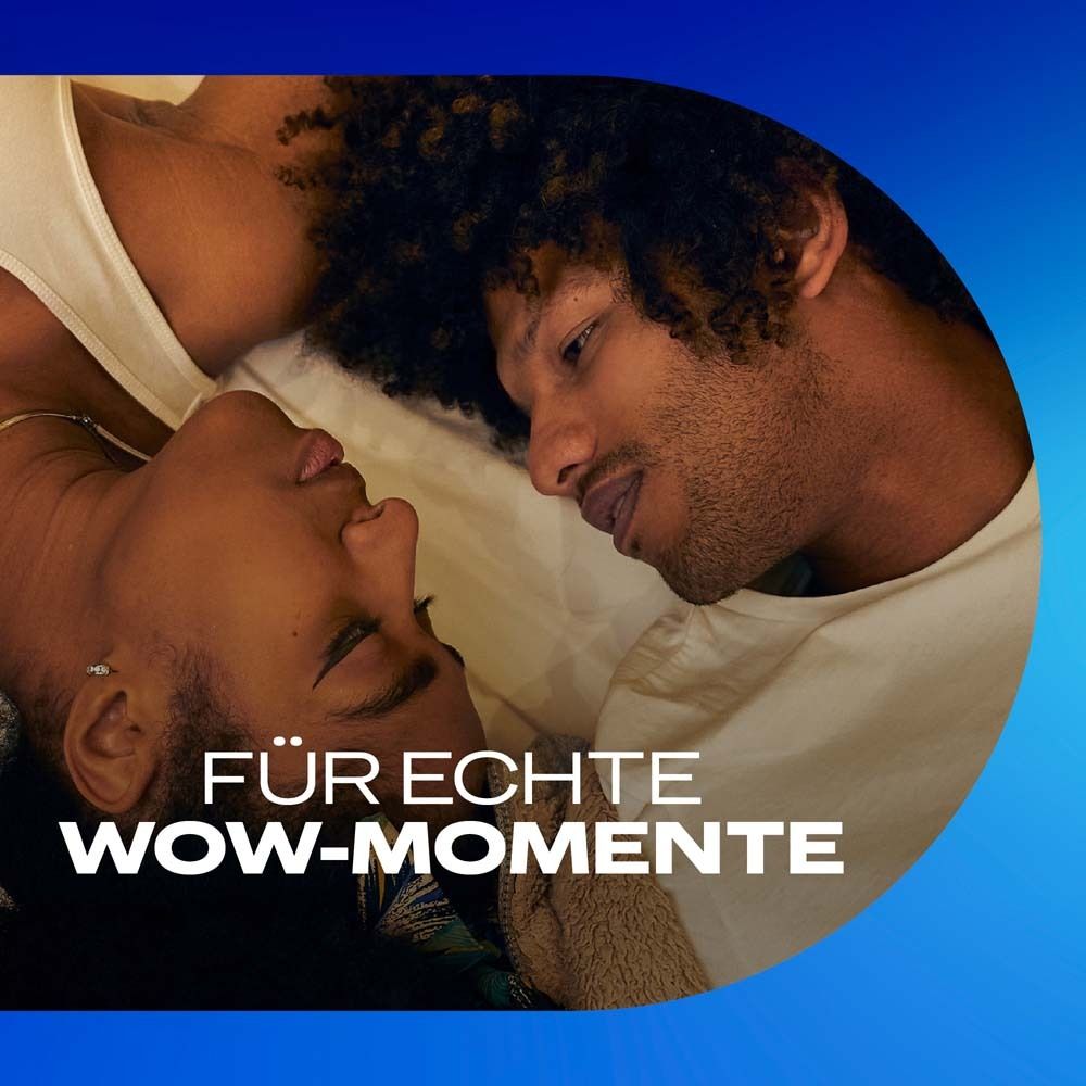 Paar liegt sich im Bett. Aufschrift: Für echte Wow-Momente.