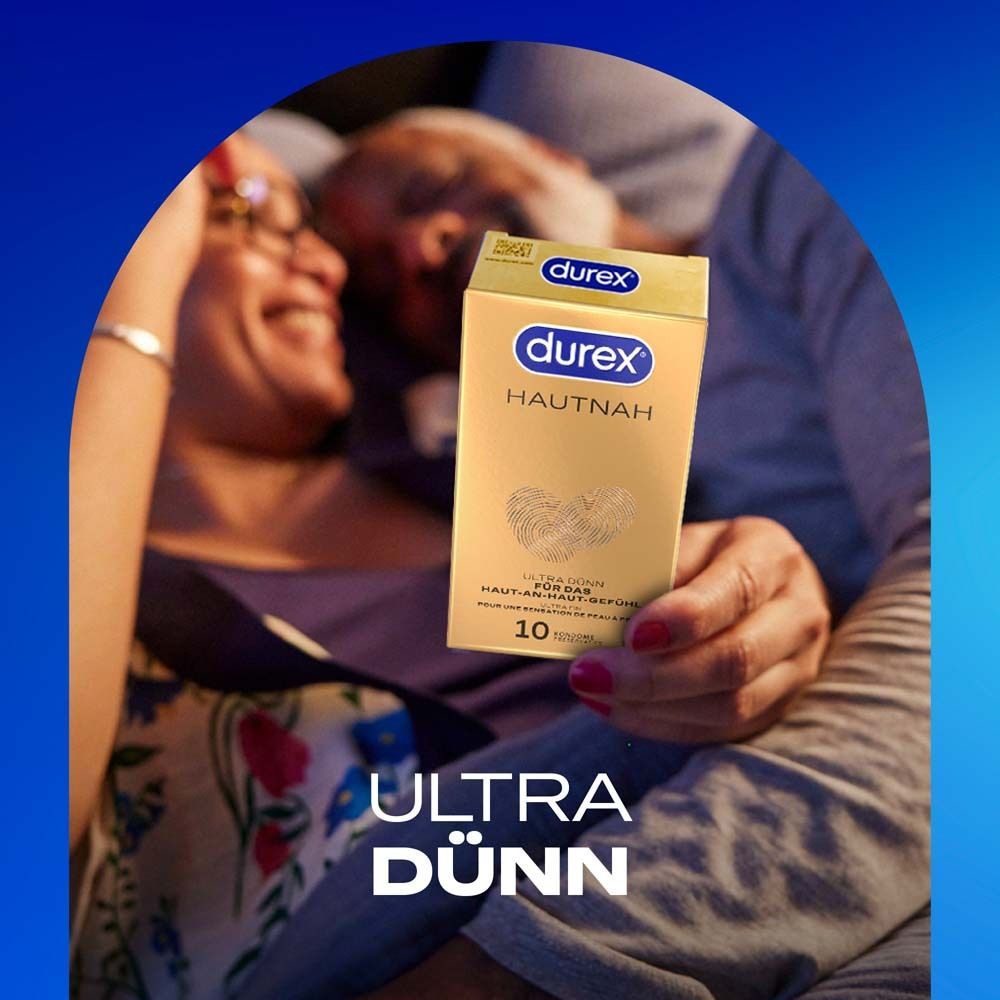Paar hält eine goldene Schachtel. Aufdruck: durex HAUTNAH, ULTRA DÜNN, 10 Kondome.