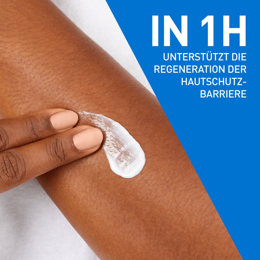 Weiße Creme auf Arm aufgetragen. Unterstützt die Regeneration der Hautschutzbarriere in 1 Stunde.