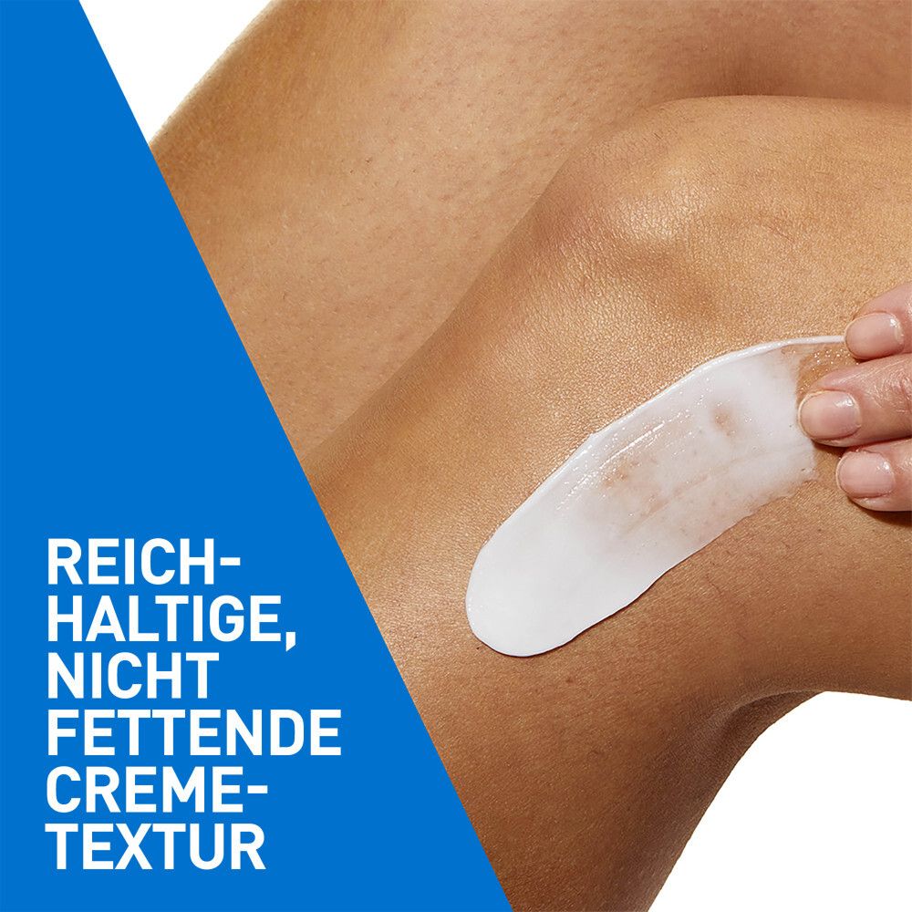 Creme-Textur auf Haut aufgetragen. Reichhaltig, nicht fettend. Blauer Hintergrund.