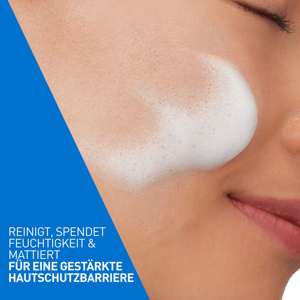 Gesicht mit Schaum bedeckt. Reinigt, spendet Feuchtigkeit & mattiert. Text auf blauem Hintergrund.