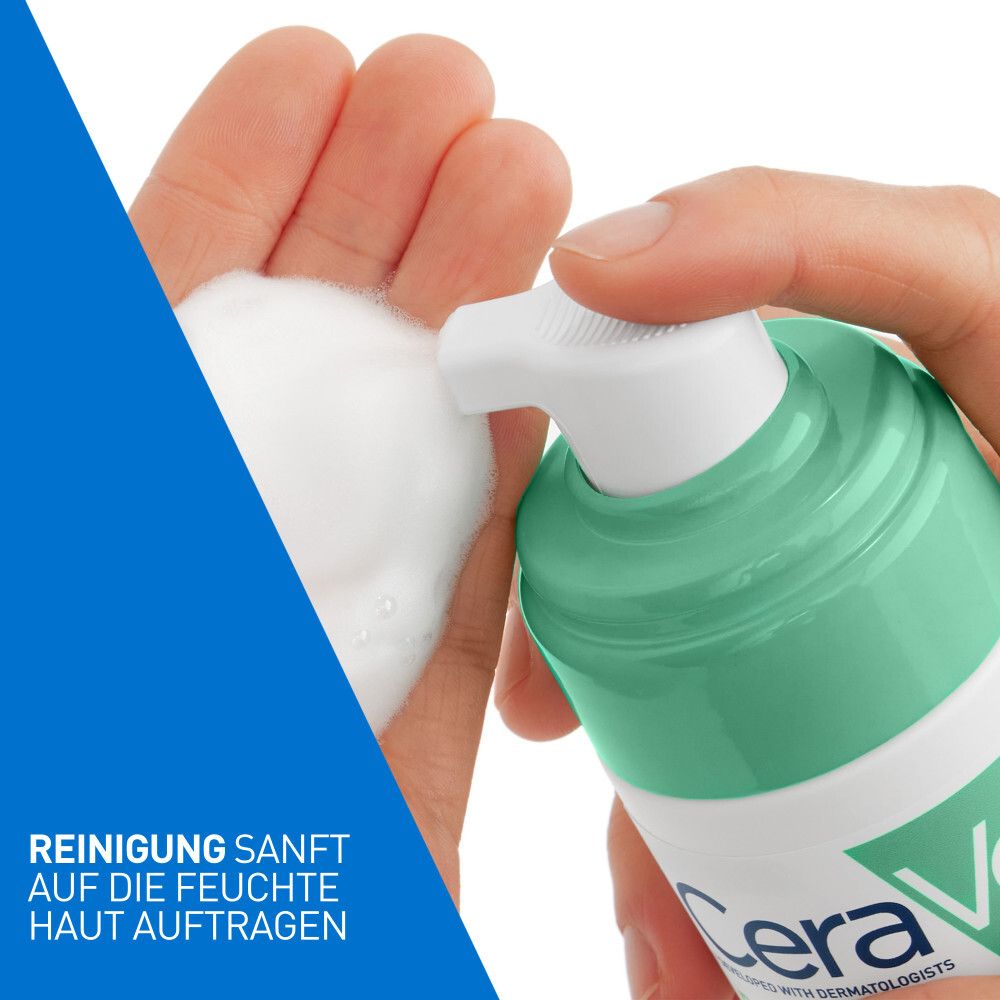 Hände tragen Schaum auf. CeraVe Ausgleichender Reinigungsschaum. Text auf blauem Hintergrund.