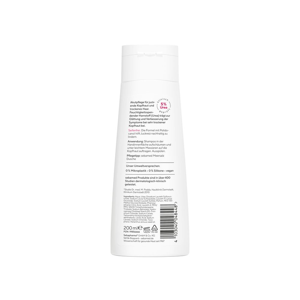 Rückseite einer weißen Sebamed Shampoo-Flasche. Text: 5% Urea, Akutpflege für juckende Kopfhaut und trockenes Haar.