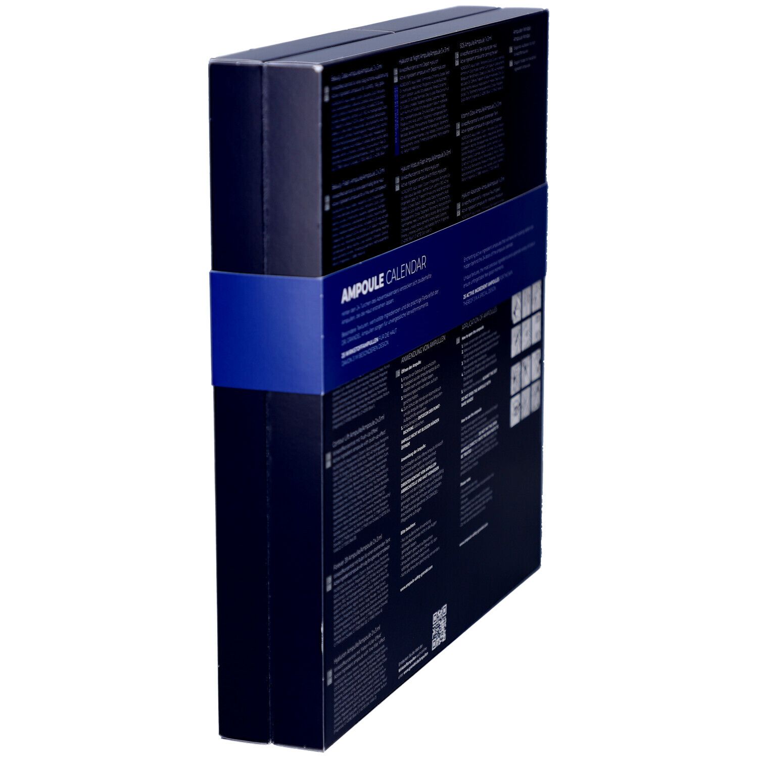 Seitenansicht der Rückseite der dunkelblauen Kosmetik-Adventskalender-Box mit Text und Anweisungen. Blaue Band.