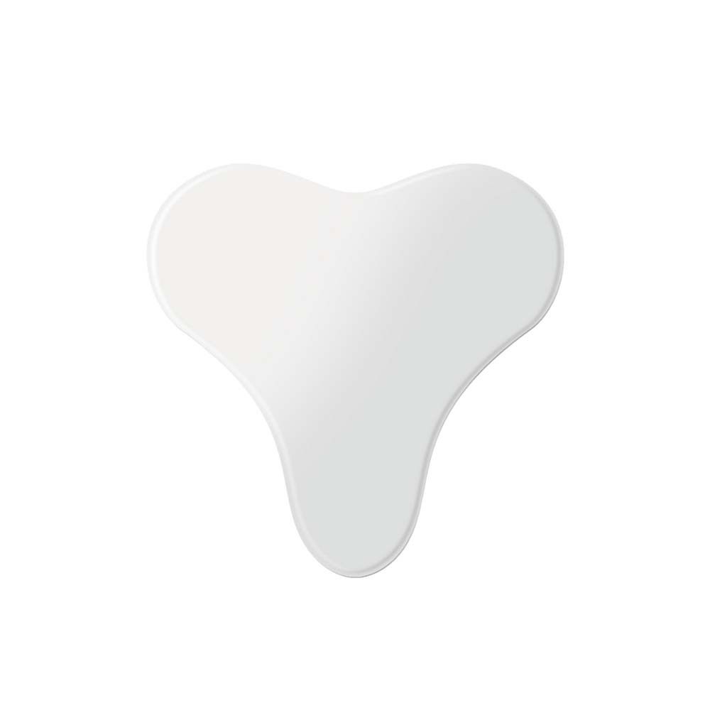 Weisses, herzförmiges Dekolleté Pad mit drei abgerundeten Spitzen.
