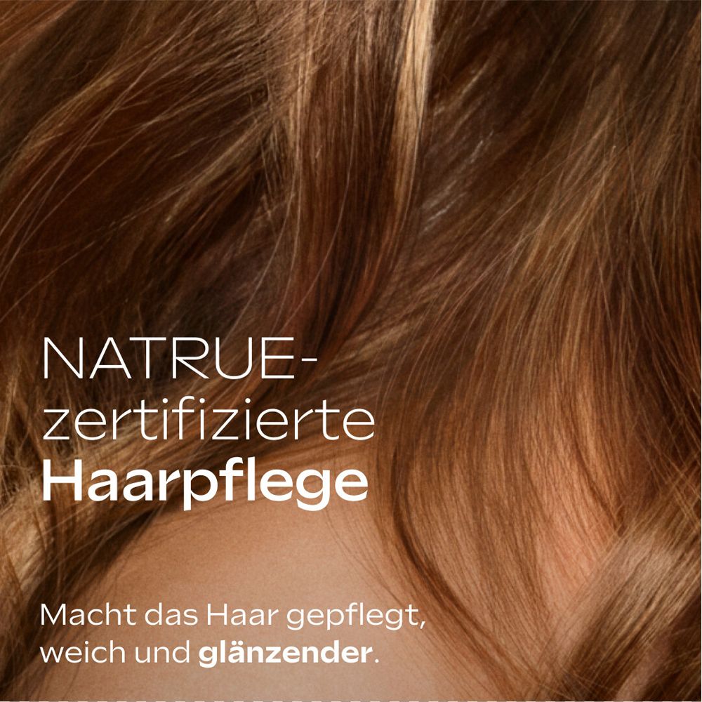 Nahaufnahme von Haar. Text: NATRUE-zertifizierte Haarpflege. Macht das Haar gepflegt, weich und glänzender.