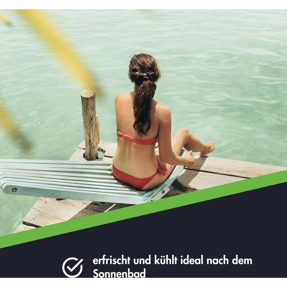 Frau entspannt am Wasser nach dem Sonnenbad. Erfrischendes und kühlendes Gefühl.