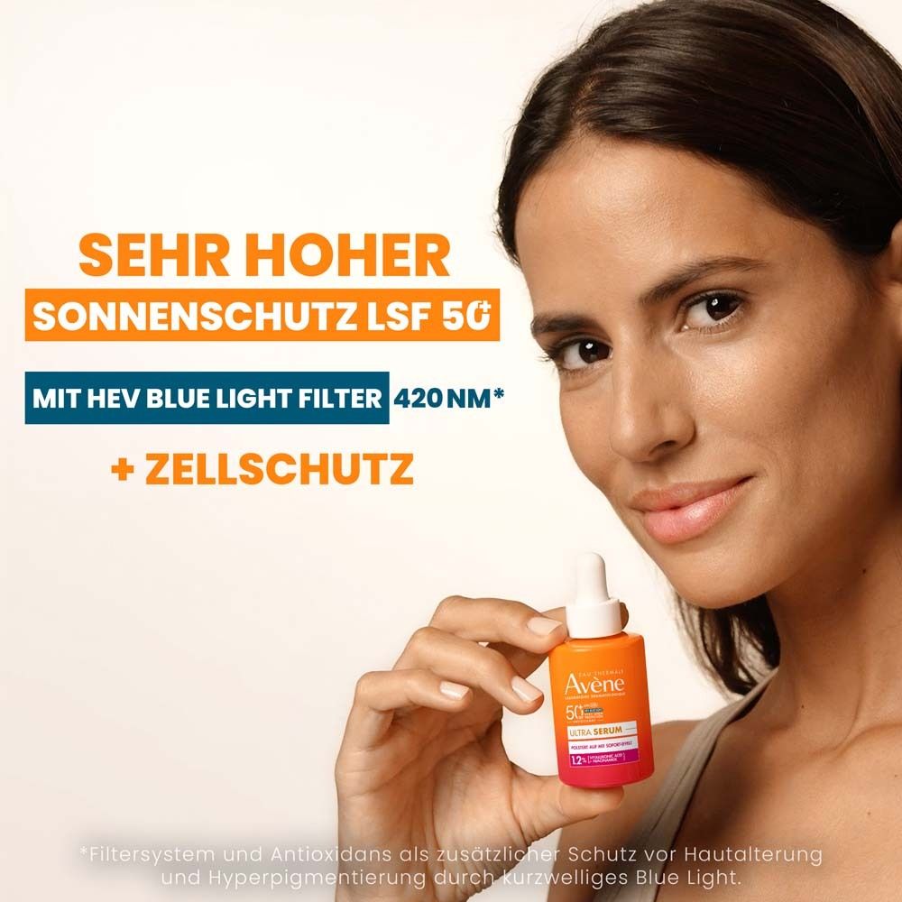 Frau hält Avene Ultra Serum SPF 50+. Text: Sehr hoher Sonnenschutz LSF 50, mit HEV Blue Light Filter 420nm + Zellschutz.
