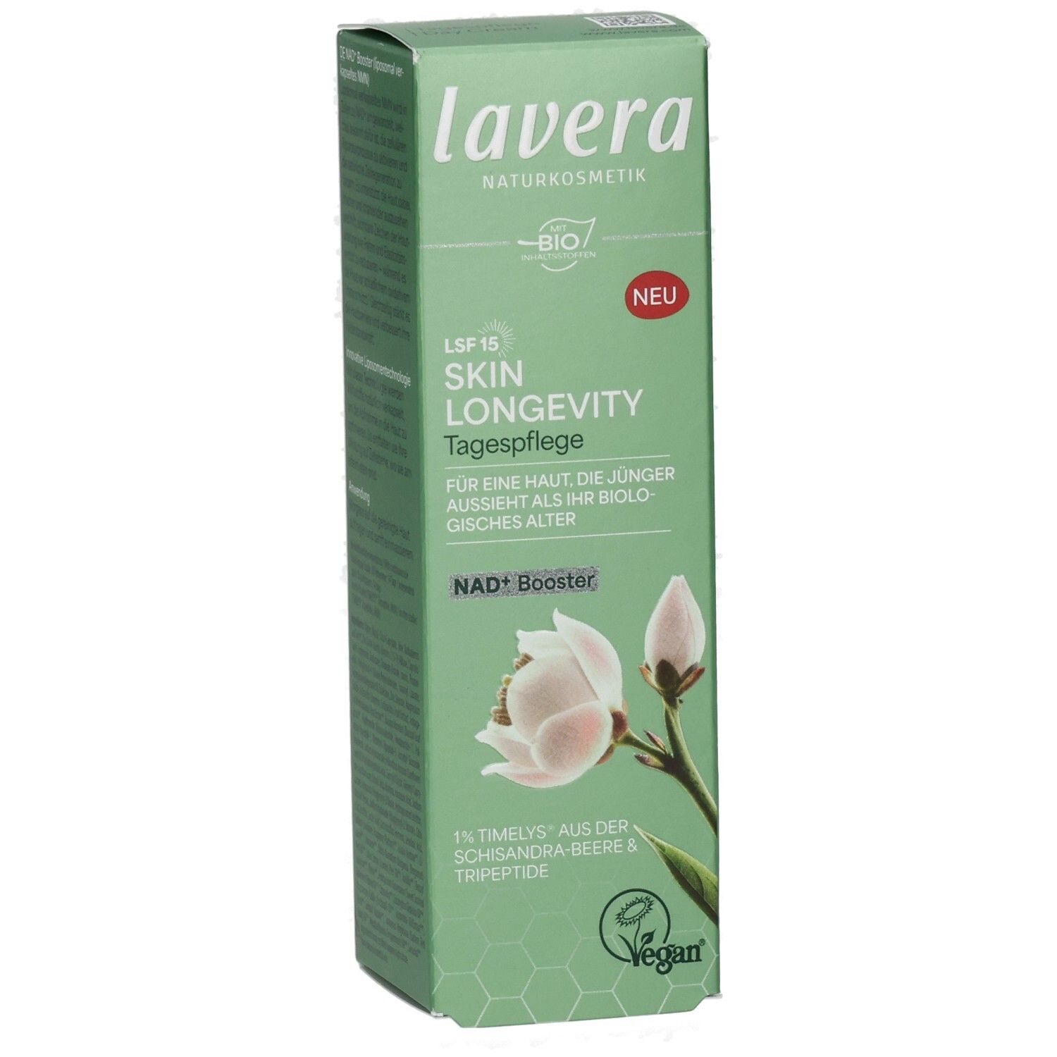 Lavera Skin Longevity Tagespflege Verpackung mit Fokus auf NAD+ Booster und veganem Siegel. Grüne Box mit Blüten.