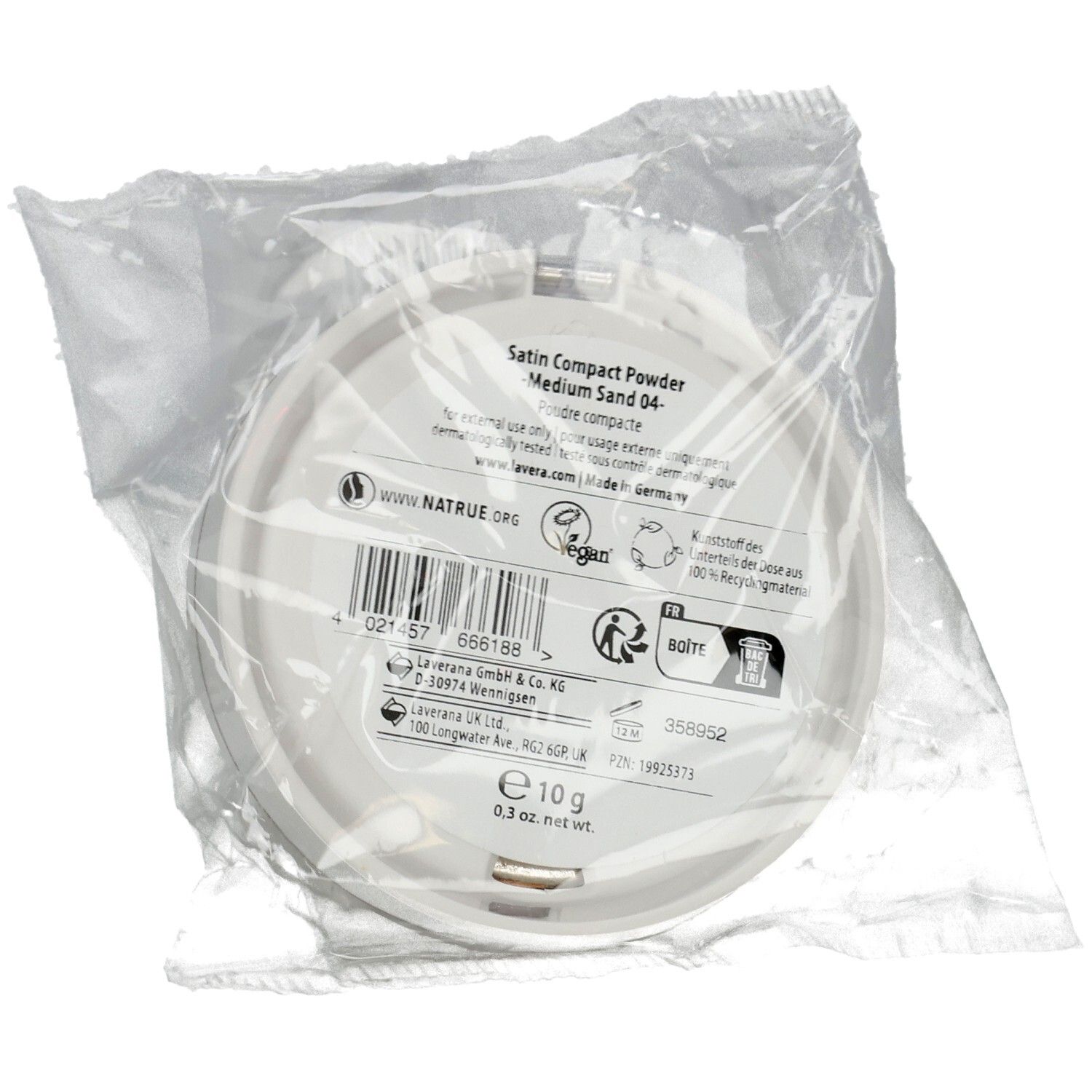 Kompaktpuder-Dose in Medium Sand 04, 10g, in Plastik verpackt, mit NATRUE- und Vegan-Siegeln.