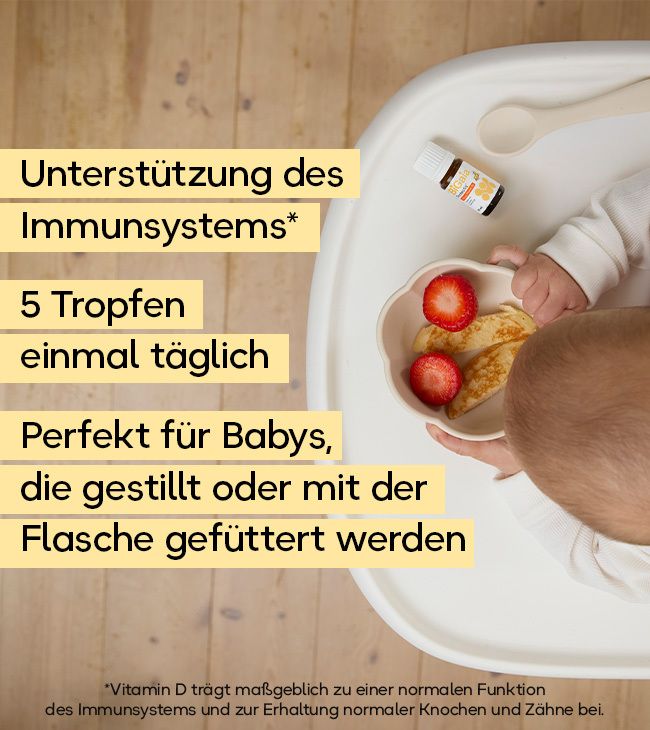 Babyfläschchen mit Tropfer und Erdbeeren im Schälchen, für Babys.