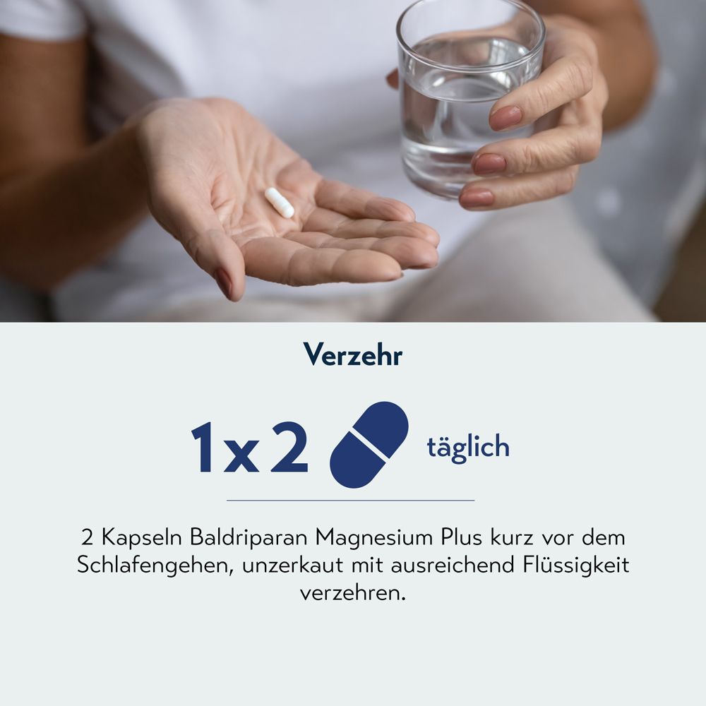 Hand hält Kapsel und Glas Wasser. Text: 1x2 täglich. Baldriparan Magnesium Plus Einnahme.
