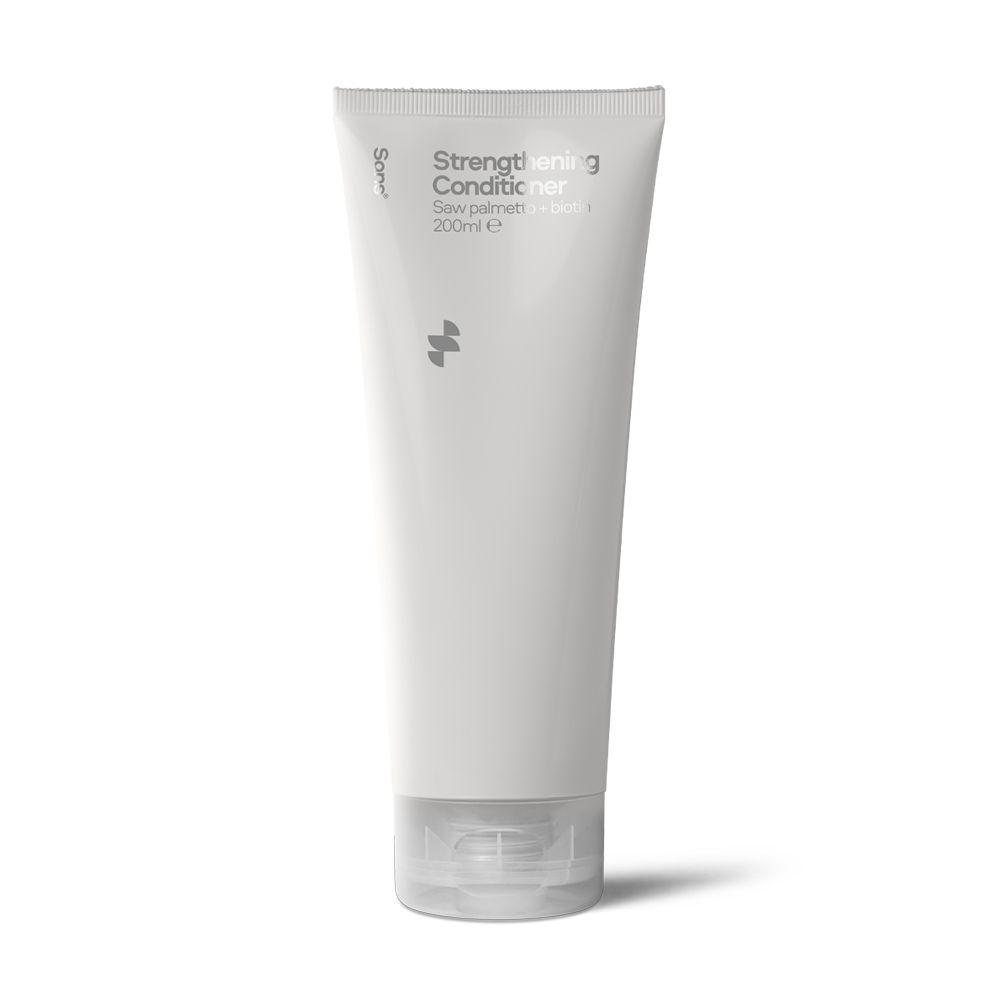 Weiße Tube mit Conditioner. Text: Strengthening Conditioner. 200ml. Logo.