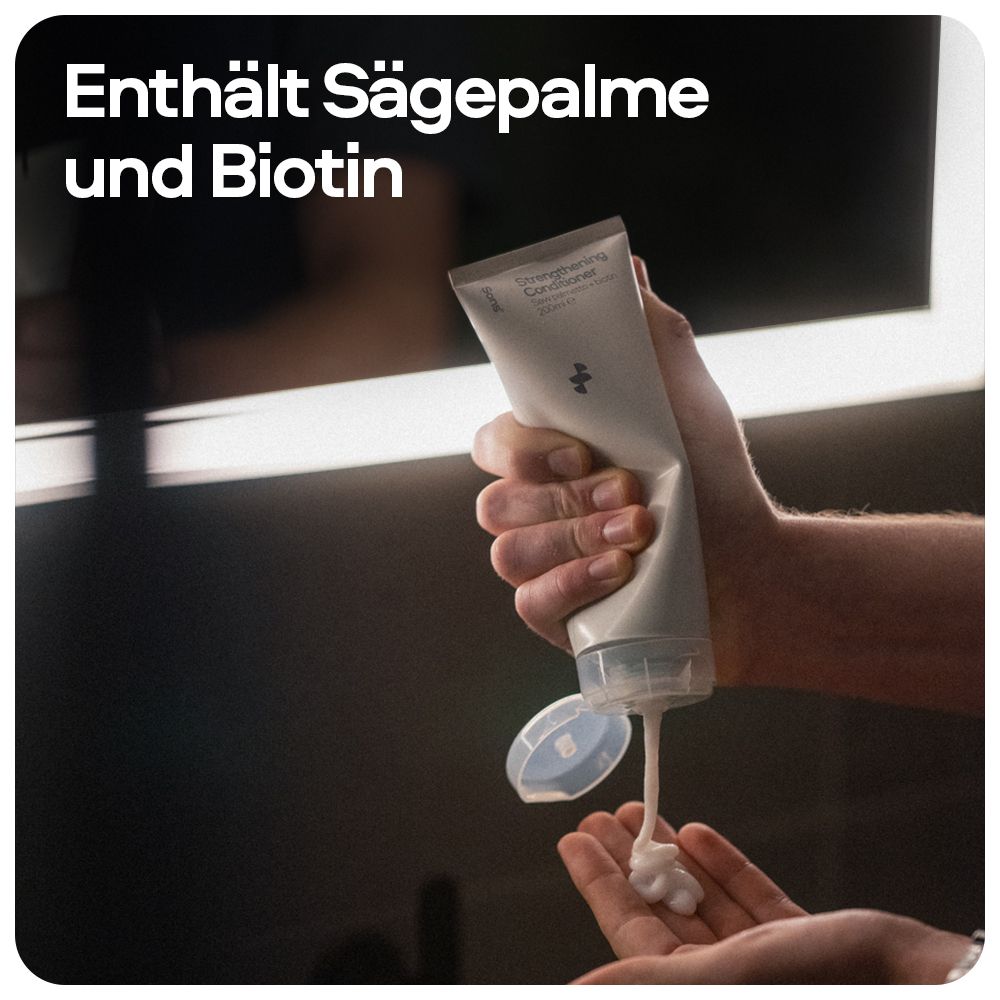 Person drückt Conditioner aus Tube. Text: Enthält Sägepalme und Biotin.