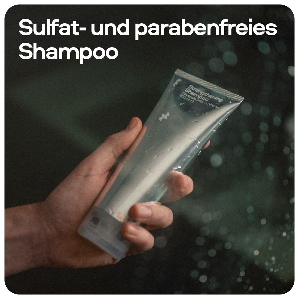 Person hält eine Shampoo-Tube. Aufschrift: Sulfat- und parabenfreies Shampoo. Der Hintergrund ist verschwommen.