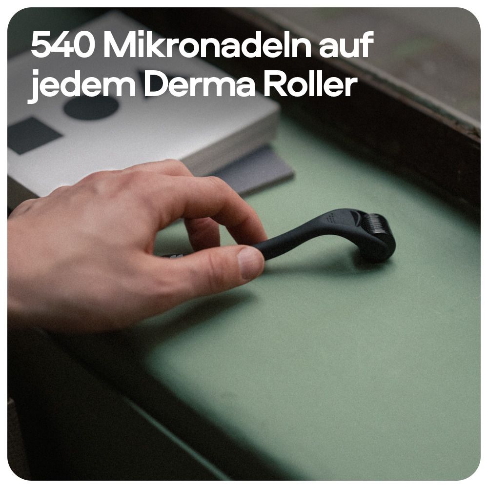 Hand hält schwarzen Derma Roller. Text: 540 Mikronadeln auf jedem Derma Roller.