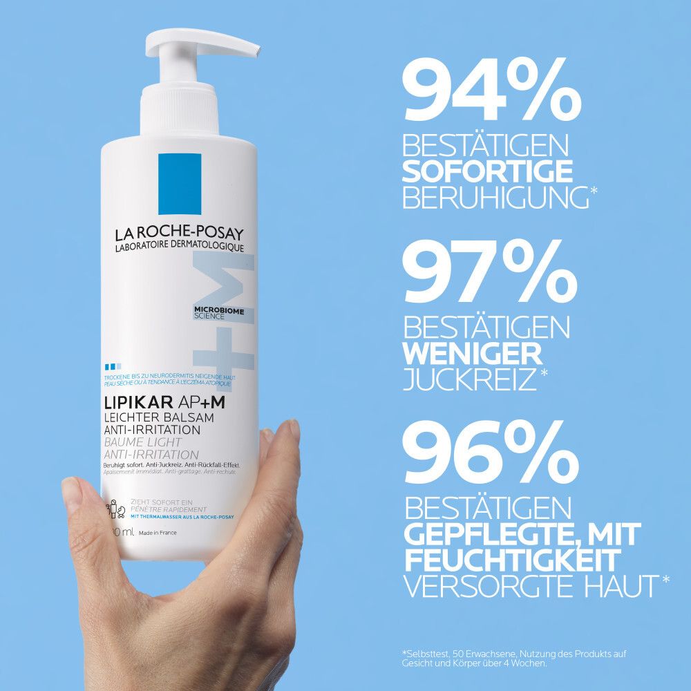 Hand hält La Roche-Posay Lipikar Balsam AP+M. Text: 94% sofortige Beruhigung, 97% weniger Juckreiz, 96% gepflegte Haut.