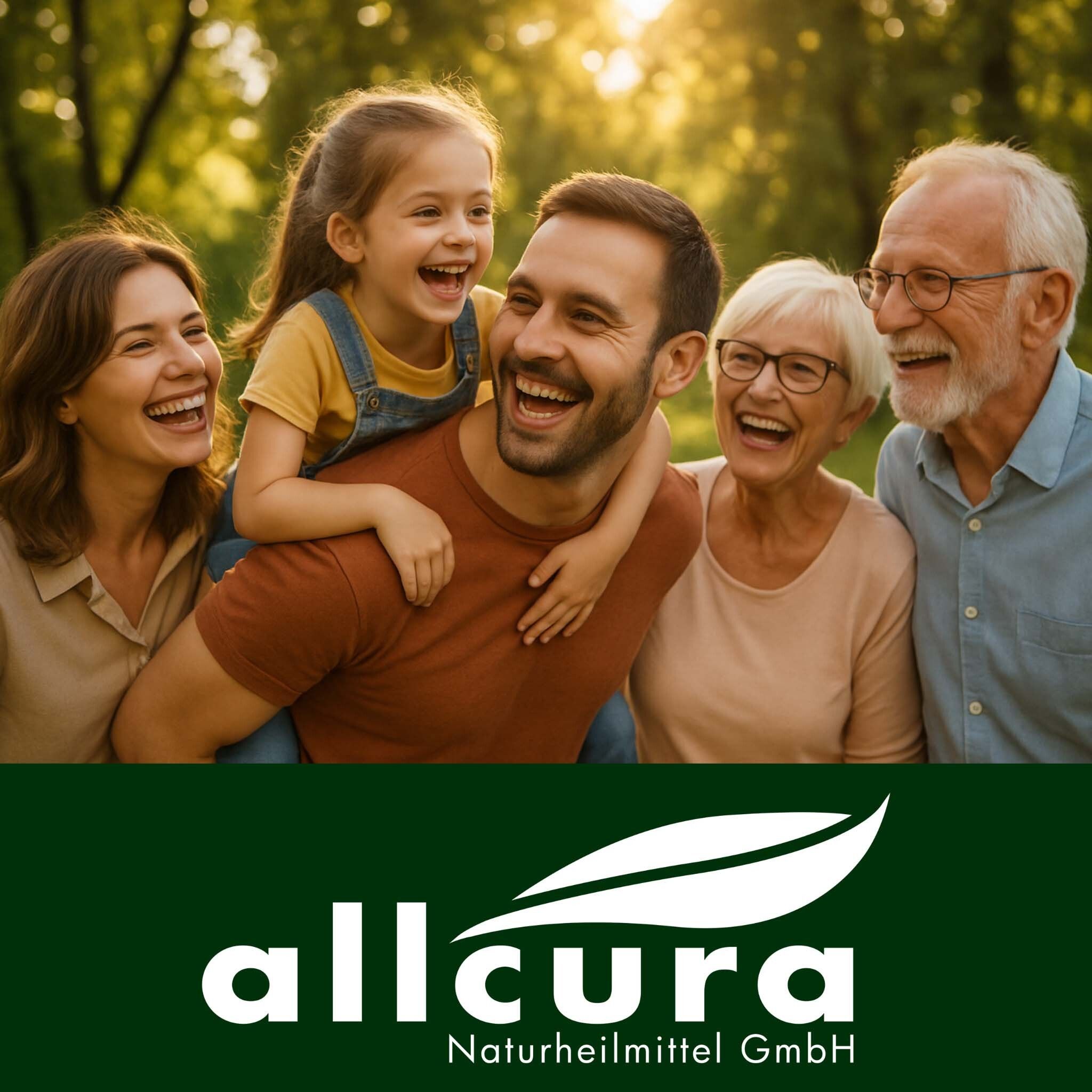 Familie lacht in der Natur. allcura Logo unten.