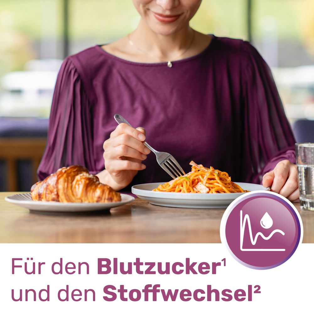 Frau isst Pasta und Croissant. Logo von GLYCOWOHL Blutzucker Balance. Hintergrund unscharf.