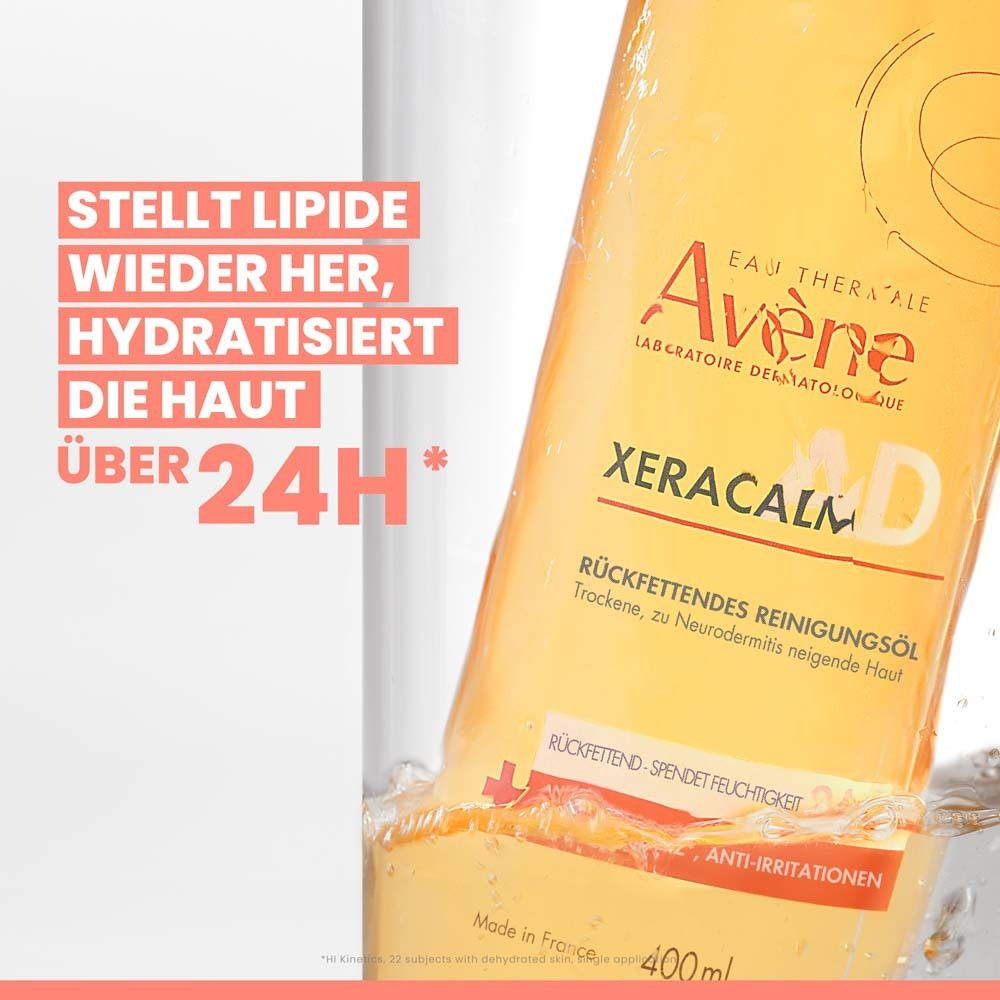 Avène XeraCalm A.D Reinigungsöl in Flasche. Gelbe Flüssigkeit, transparente Flasche. Text: Avène, XeraCalm A.D, rückfettendes Reinigungsöl, 24H Feuchtigkeit.