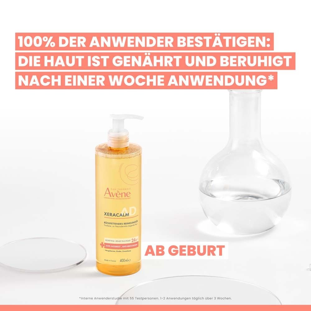 Avène XeraCalm A.D Reinigungsöl in Flasche. Text: Avène, XeraCalm A.D, ab Geburt. Neben Flasche: Laborgefäß.