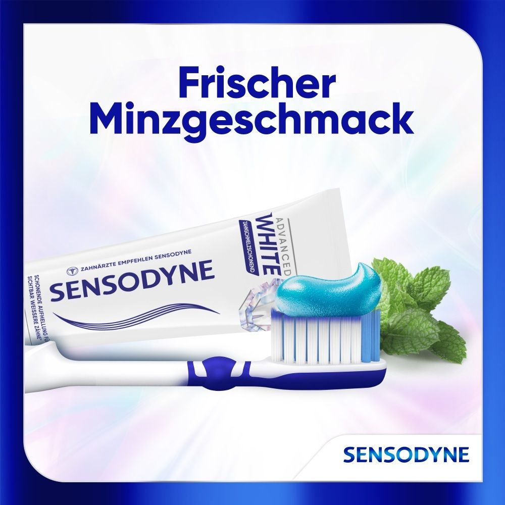 Zahnpasta-Tube und Zahnbürste mit Minzblättern. Sensodyne Zahnpasta für frischen Minzgeschmack.