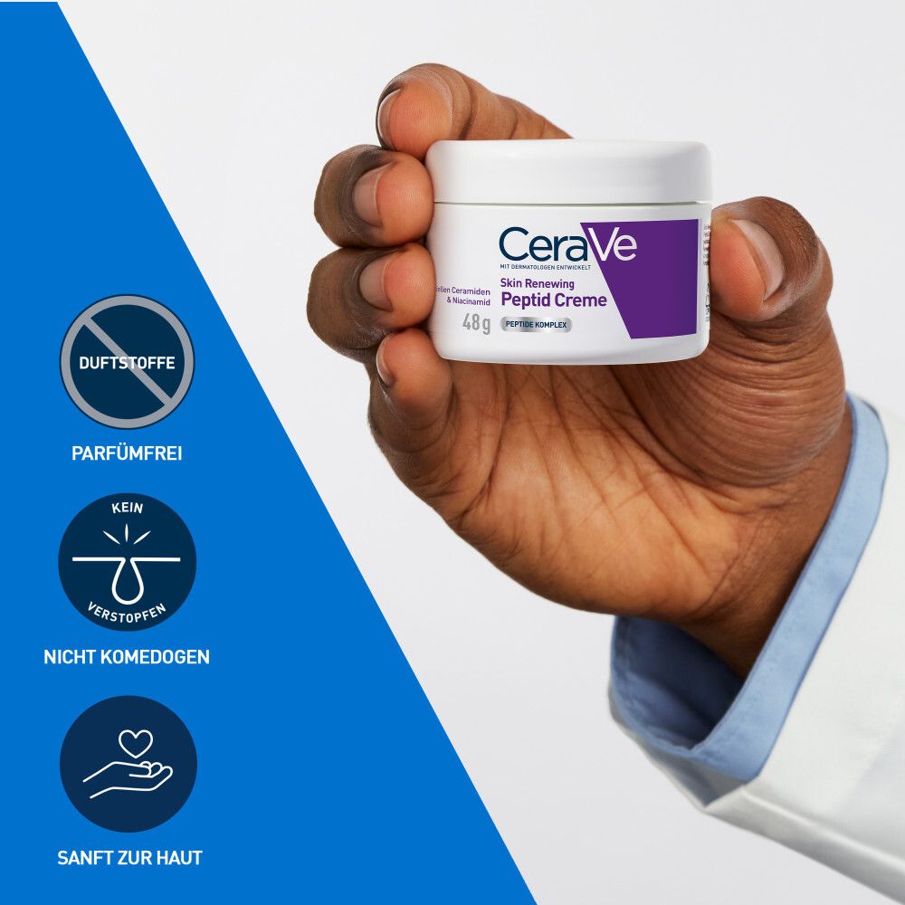 Hand hält eine weiße CeraVe Peptid Creme Dose. Aufschrift: Nicht komedogen, parfümfrei, sanft zur Haut.