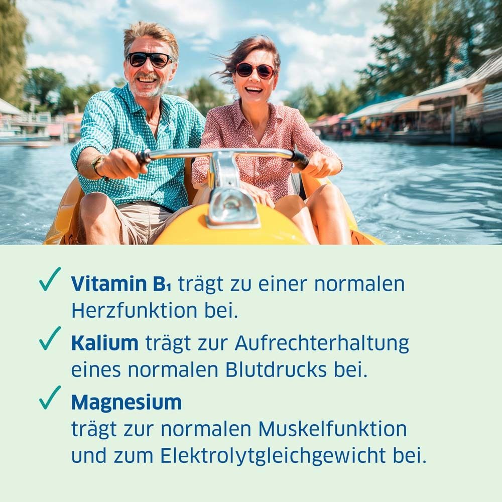 Paar auf einem Boot. Text: Vitamin B1, Kalium und Magnesium. Für Herzfunktion und Elektrolytgleichgewicht.