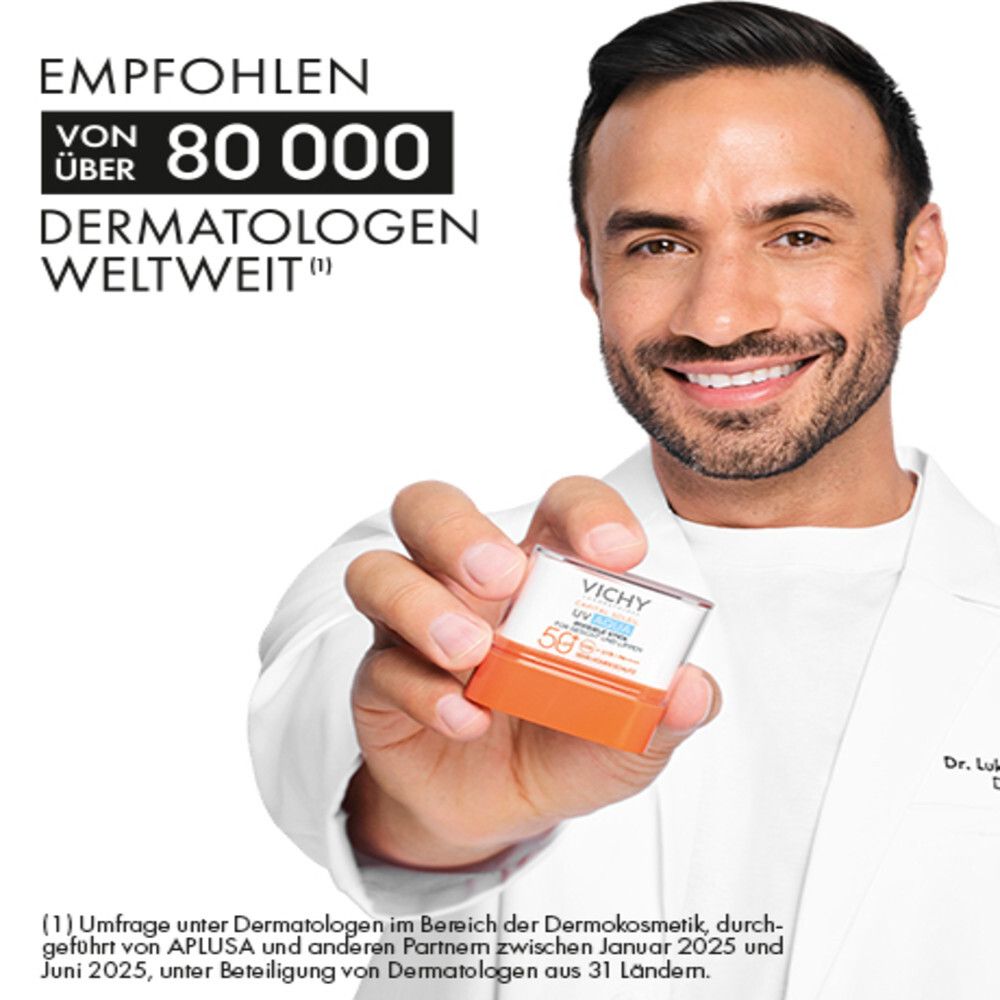 Mann in Arztkittel hält Vichy Capital Soleil UV Aqua Stick LSF 50+.