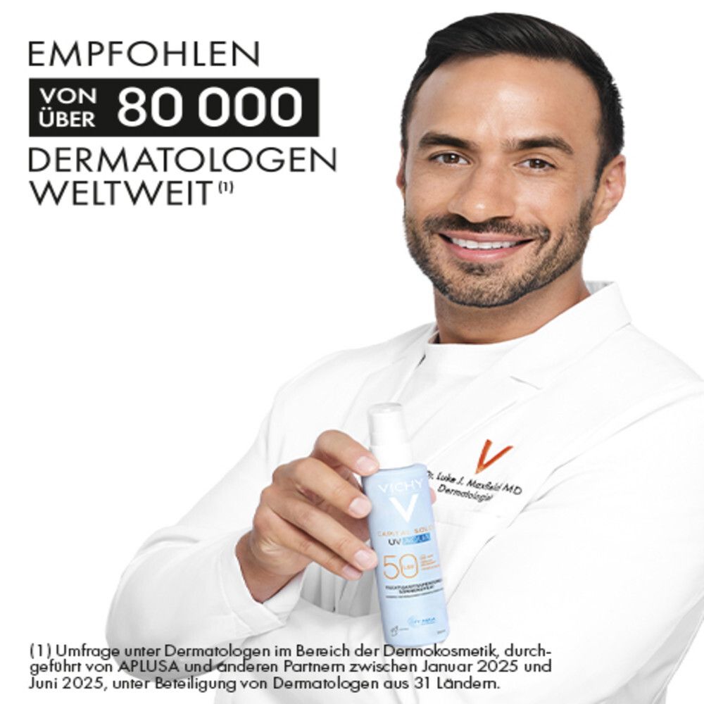 Mann mit weißem Kittel hält Sprühflasche. Text: Empfohlen von über 80.000 Dermatologen weltweit.
