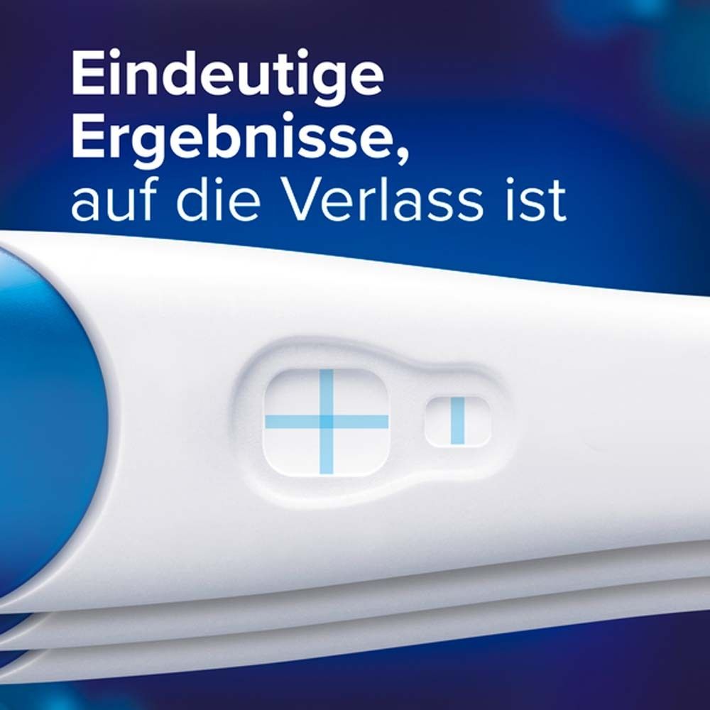 Nahaufnahme eines Clearblue Schwangerschaftstests. Weißer Test mit blauem Bereich. Deutliche Ergebnis-Anzeige.