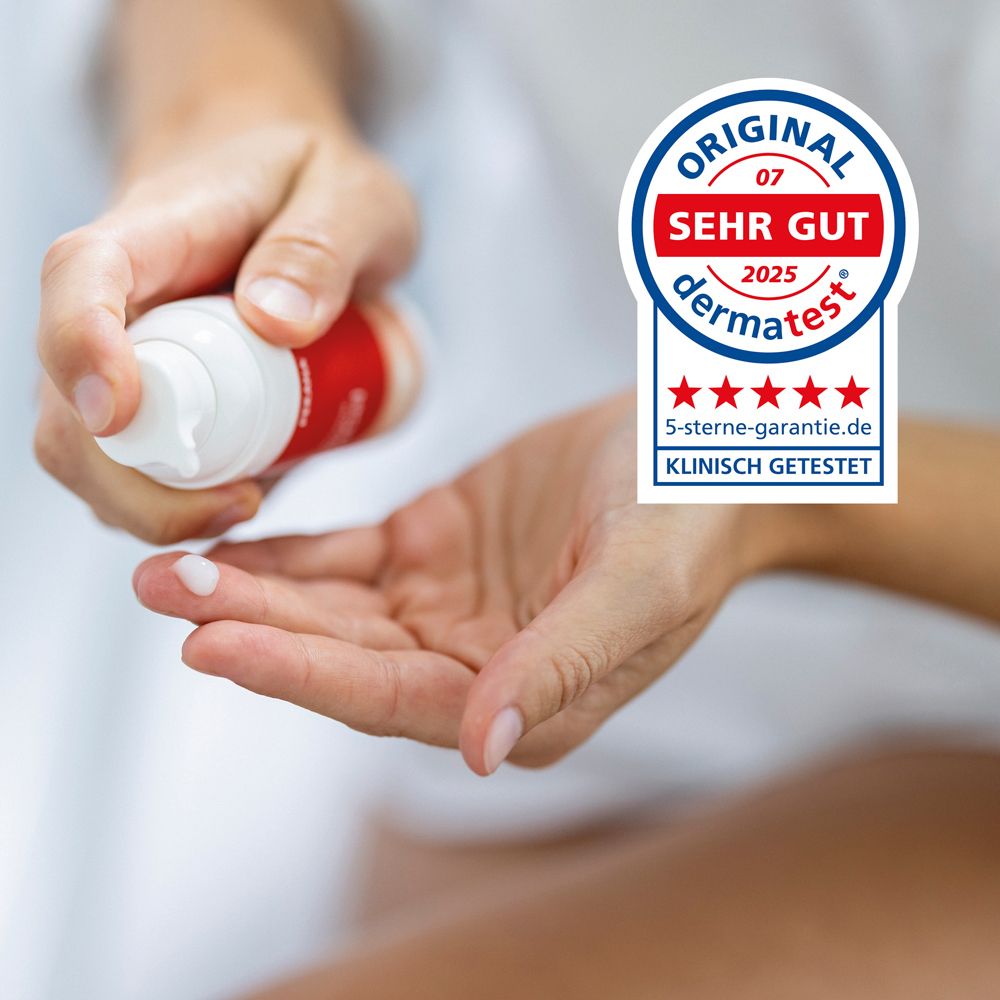 Hände halten Flasche. Produkt wird auf Finger aufgetragen. Siegel: dermatest, sehr gut, 2025, klinisch getestet.