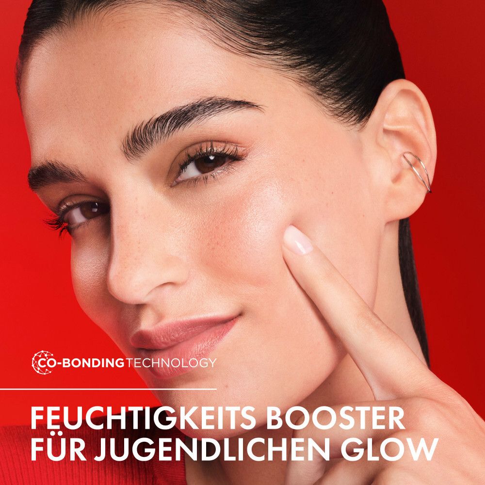 Frau berührt Gesicht. Text: Feuchtigkeits Booster für jugendlichen Glow. Vichy Liftactiv.