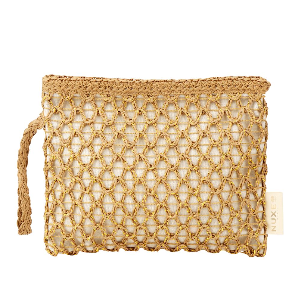 Beige Tasche mit geflochtener Struktur und Henkel. NUXE-Logo auf einem Etikett. Gefertigt aus Naturmaterialien.